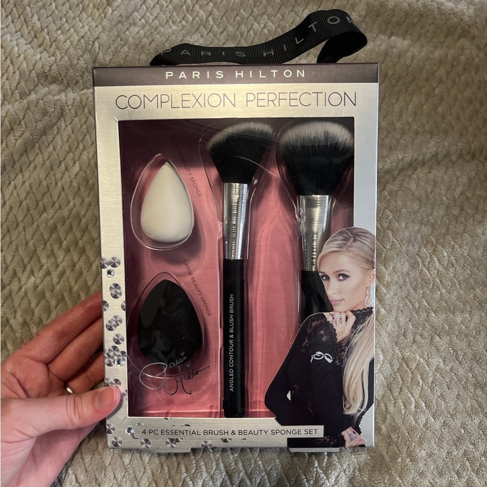 Paris Hilton Brush & Sponge Set